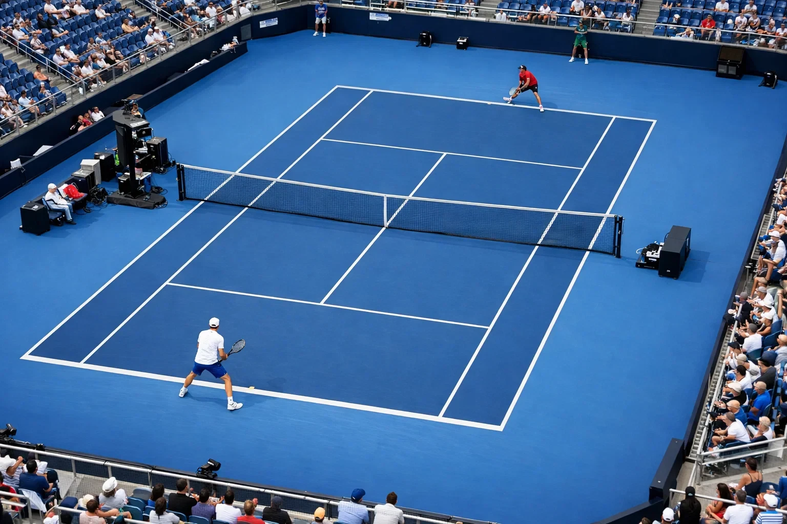 Tennisplatz von oben mit markierten Spielfeldzonen und Spielern