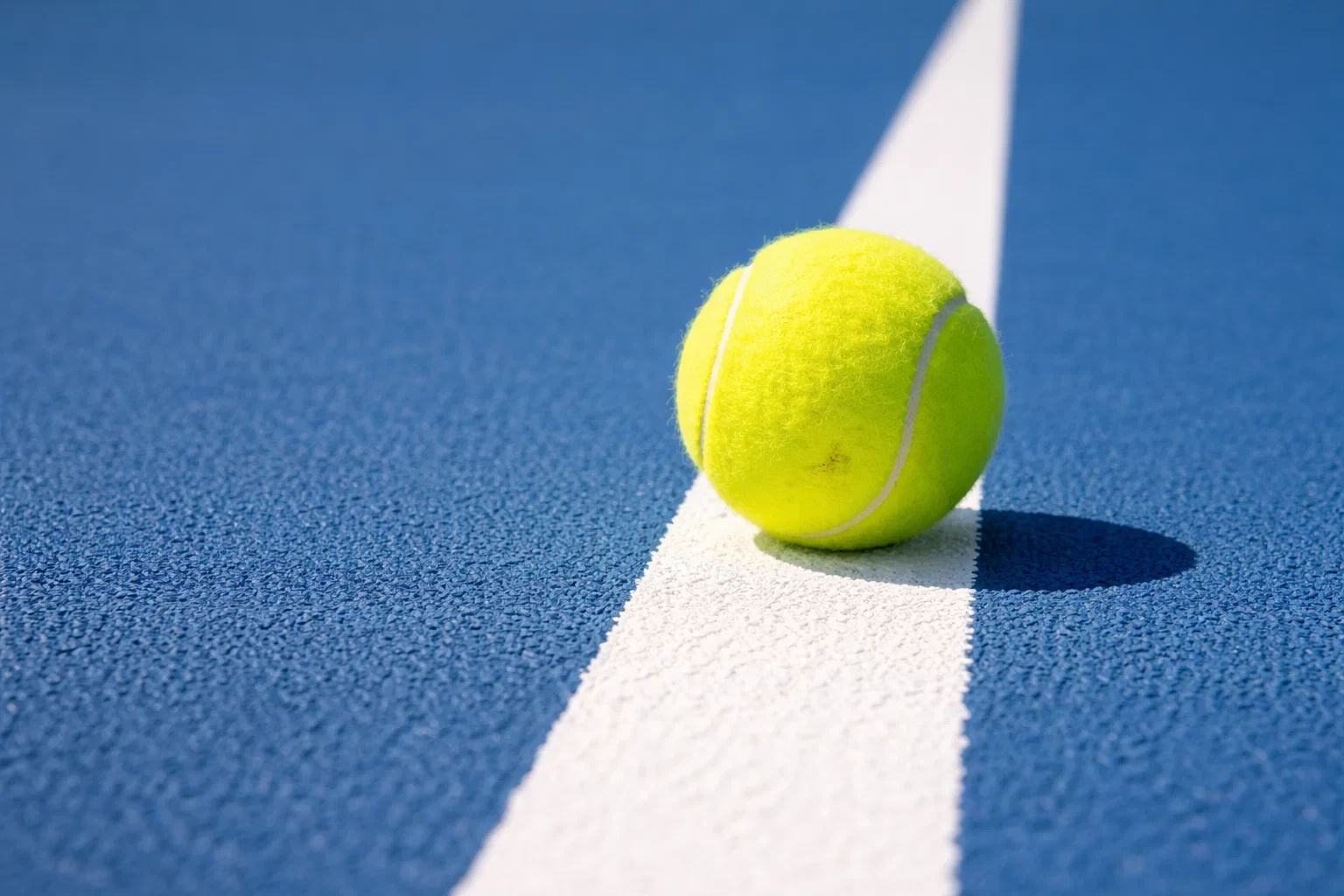 Tennisball auf dem Hartplatz mit Linien – symbolisiert Zahlen und Berechnung